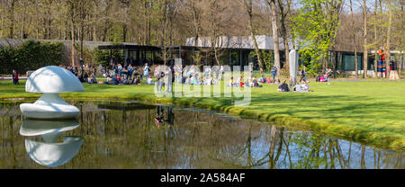 Les touristes dans un jardin de sculptures à l'extérieur de Kroller-Muller Museum, Otterlo, Gueldre, Pays-Bas Banque D'Images