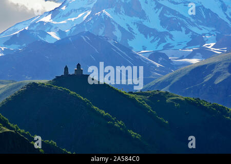 Le mont Kazbek (5047m), le troisième plus haut sommet de la Géorgie, à la frontière de la Russie, avec l'église de trinité Gergeti sur ses pentes. La Géorgie, Caucase Banque D'Images