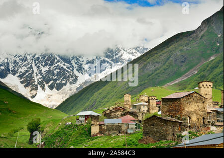 Le village de montagne d'Ushguli avec le pic Shkhara (5068 m) en arrière-plan. Site du patrimoine mondial de l'UNESCO. La Svanétie, Géorgie. Caucase Banque D'Images