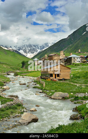 Le village de montagne d'Ushguli avec le pic Shkhara (5068 m) en arrière-plan. Site du patrimoine mondial de l'UNESCO. La Svanétie, Géorgie. Caucase Banque D'Images