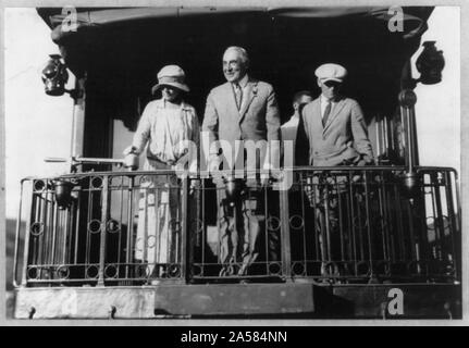 Warren G. Harding, portrait, debout à l'arrière du train du Nord du Pacifique, vers la gauche Banque D'Images