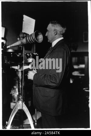 Warren Gamaliel Harding, 1865-1923, trois-quarts de longueur, à parler dans le microphone de l'entonnoir, rendant l'enregistrement vocal Banque D'Images