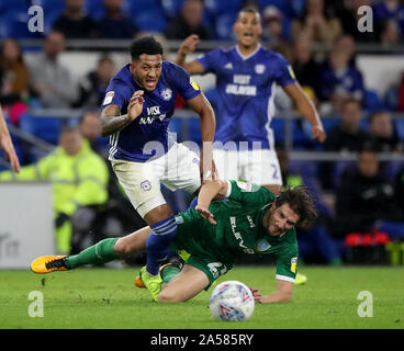 Sheffield Wednesday's Sam Hutchinson (droite) diapositives dans sur Cardiff City's Nathaniel Mendez-Laing pendant le match de championnat Sky Bet au Cardiff City Stadium, Cardiff. Banque D'Images