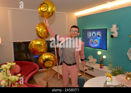 Smyth, Paddy, 31 à partir de Dublin, Irlande, dans son appartement au Cercle à Salford, Manchester, l'avant de la finale en direct de la deuxième série du cercle. Banque D'Images