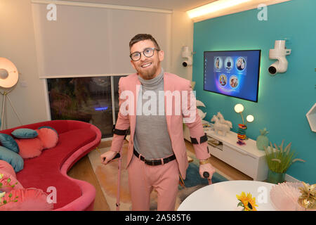 Smyth, Paddy, 31 à partir de Dublin, Irlande, dans son appartement au Cercle à Salford, Manchester, l'avant de la finale en direct de la deuxième série du cercle. Banque D'Images