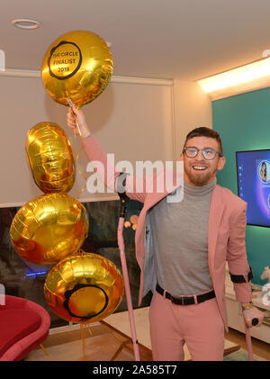 Smyth, Paddy, 31 à partir de Dublin, Irlande, dans son appartement au Cercle à Salford, Manchester, l'avant de la finale en direct de la deuxième série du cercle. Banque D'Images