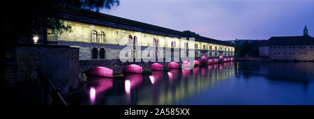 Barrage Vauban bridge at night, Strasbourg, Bas-Rhin, France Banque D'Images