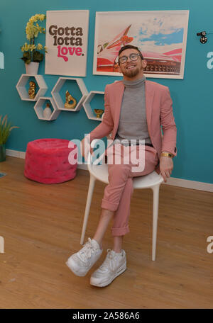 Smyth, Paddy, 31 à partir de Dublin, Irlande, dans son appartement au Cercle à Salford, Manchester, l'avant de la finale en direct de la deuxième série du cercle. Banque D'Images