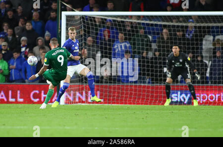 Cardiff City Stadium, Cardiff, Royaume-Uni. 18 Oct, 2019. Championnat de football league, Cardiff City contre Sheffield Wednesday, Steven Fletcher de Sheffield mercredi ses boucles tourné autour de Aden Silex de Cardiff City - strictement usage éditorial uniquement. Pas d'utilisation non autorisée avec l'audio, vidéo, données, listes de luminaire, club ou la Ligue de logos ou services 'live'. En ligne De-match utilisation limitée à 120 images, aucune émulation. Aucune utilisation de pari, de jeux ou d'un club ou la ligue/player Crédit : publications Plus Sport Action/Alamy Live News Banque D'Images