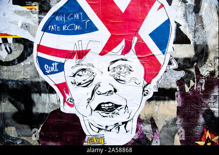 Un autocollant de Theresa May est vu sur un mur.Comme le Brexit date limite à l'horizon, les peintures murales et collez-bonus apparaissent sur les rues de Londres. Brick Lane, dans l'East End londonien, est un des endroits les plus populaires pour trouver toutes sortes d'art autour du Brexit. Aussi dans le célèbre quartier de Shoreditch, les touristes à pied et prendre des photos autour de cette rue politique art. Banque D'Images