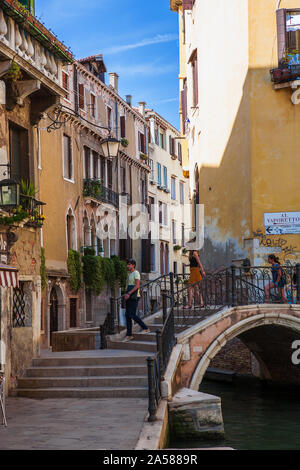 Ponte del Megio, Santa Croce, Venise, Italie : piétons traversant un pont sur le Rio del Megio Banque D'Images