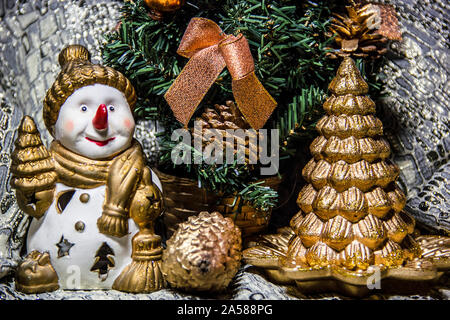 La décoration de l'arbre de Noël et décorations - le temps d'habiller l'arbre de Noël - figurines, jouets, pendaison, étoile, Banque D'Images