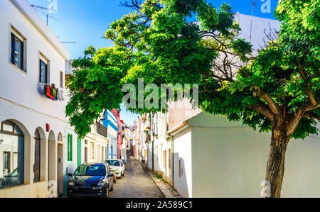 Vue sur rue avec des bâtiments historiques dans la vieille ville de Lagos, Algarve Portugal Banque D'Images