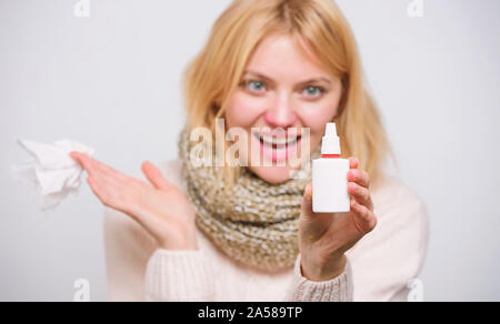 Heureux de respirer. Femme malade médicament pulvérisation dans le nez. Mauvaise fille avec le nez à l'aide de spray nasal. Le traitement de rhume ou de rhinite allergique. Cute femme froide ou une allergie nasale de soins infirmiers. Banque D'Images