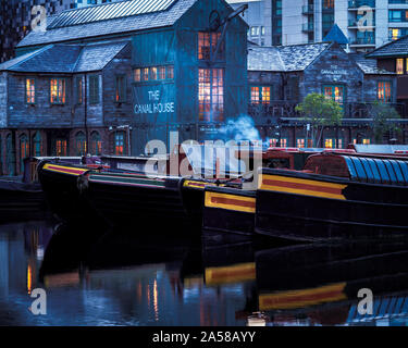 Le Canal House Restaurant et bar, centre-ville de Birmingham avec narrowboats sur Birmingham vieux canal (Ligne St Gaz) amarré dans l'avant-plan. Banque D'Images