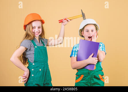 Sœurs des enfants leur rénovation prix. Processus de rénovation du contrôle. Enfants heureux la rénovation de maison. Amélioration de l'activité. Les enfants filles avec la planification des outils de rénovation. Maison de remodelage de la famille. Banque D'Images