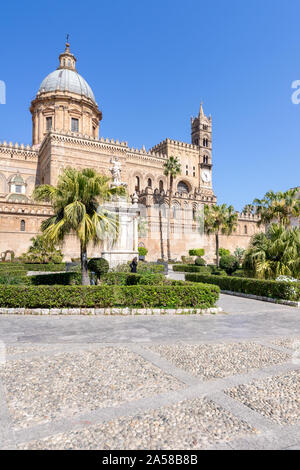 Palerme, Sicile - 23 mars 2019 : La vue avant de la cathédrale de Palerme ou Cattedrale di Palermo dans une belle après-midi ensoleillée à Palerme, le sud de l'Ita Banque D'Images