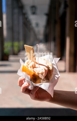 Jeune femme, touriste tenant glace ou glace dans brioche traditionnelle sicilienne de la rue dessert alimentaire à Palerme. Banque D'Images