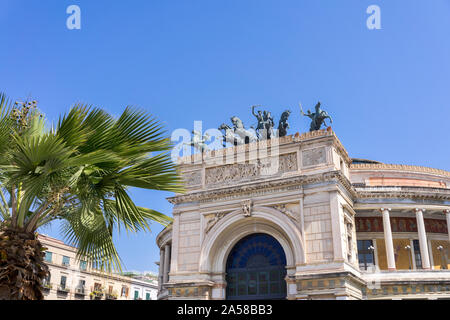 Palerme, Sicile - 23 mars 2019: Teatro Politeama Palerme, Politeama Théâtre vue de face à la lumière du jour avec espace de copie. Banque D'Images