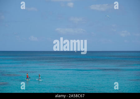 Paddle près de Church Bay, aux Bermudes. Banque D'Images