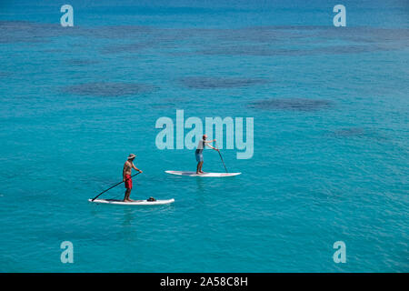 Paddle près de Church Bay, aux Bermudes. Banque D'Images