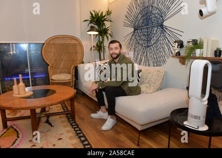 James Doran, 26, de Liverpool, qui a joué en tant que "Mère seule ammie',dans son appartement au Cercle à Salford, Manchester, l'avant de la finale en direct de la deuxième série de Channel 4, le cercle. Banque D'Images