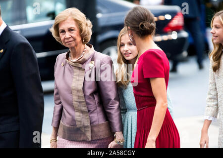 Oviedo, Espagne. 18 Oct, 2019. Reine Letizia d'Espagne, la Reine Sofia d'Espagne, la Princesse Leonor d'Asturies et de l'Infante Sofia d'Espagne au cours de la cérémonie de la Princesse des Asturies Awards au théâtre Campoamor le 18 octobre 2019 à Oviedo, Espagne. Crédit : David Gato/Alamy Live News Banque D'Images