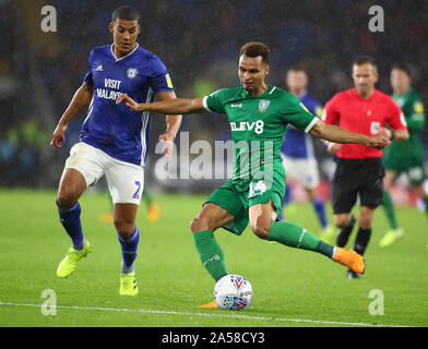 Cardiff City Stadium, Cardiff, Royaume-Uni. 18 Oct, 2019. Championnat de football league, Cardiff City contre Sheffield mercredi ; Jacob Murphy de Sheffield Mercredi traverse la balle - strictement usage éditorial uniquement. Pas d'utilisation non autorisée avec l'audio, vidéo, données, listes de luminaire, club ou la Ligue de logos ou services 'live'. En ligne De-match utilisation limitée à 120 images, aucune émulation. Aucune utilisation de pari, de jeux ou d'un club ou la ligue/player Crédit : publications Plus Sport Action/Alamy Live News Banque D'Images