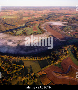 Photo aérienne du lever du soleil sur les régions rurales au sud-ouest du Wisconsin. Banque D'Images