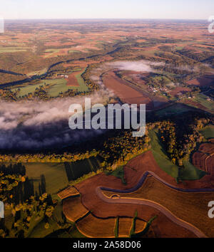 Photo aérienne du lever du soleil sur les régions rurales au sud-ouest du Wisconsin. Banque D'Images