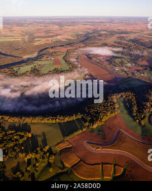 Photo aérienne du lever du soleil sur les régions rurales au sud-ouest du Wisconsin. Banque D'Images