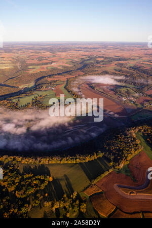 Photo aérienne du lever du soleil sur les régions rurales au sud-ouest du Wisconsin. Banque D'Images