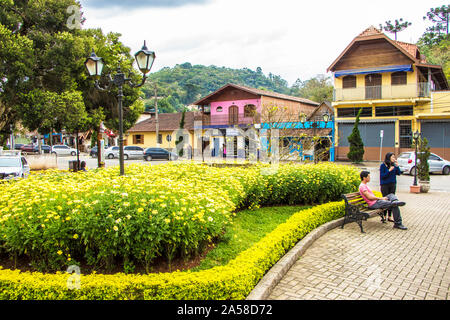 Place en face de la gare routière, Santo Antônio do Pinhal, São Paulo, Brésil Banque D'Images