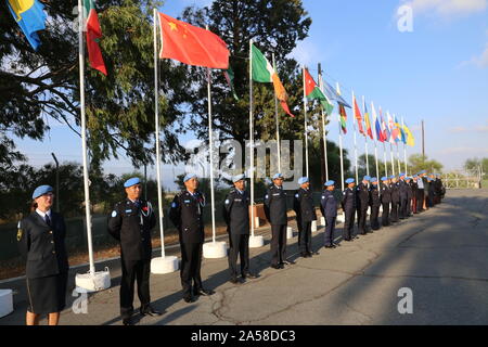 (191018) -- NICOSIE, 18 oct., 2019 (Xinhua) -- Les membres du contingent de police des Nations Unies à Chypre assister à une cérémonie de remise des médailles de l'ONU à Nicosie, Chypre, le 18 octobre 2019. Officiers servant avec contingent de police des Nations Unies à Chypre ont été reconnus pour leur service dévoué au cours d'une cérémonie spéciale le vendredi. Lors d'une présentation à Nicosie, 21 membres de la GRC ont reçu leur médaille de l'ONU, qui est décerné par le Secrétaire général des Nations Unies "au service de la paix." (Xinhua/Zhang Baoping) Banque D'Images