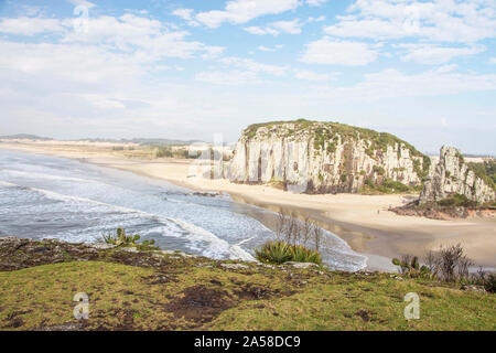 Praia da Guarita, plage de garde, Torres, Rio Grande do Sul, Brésil Banque D'Images