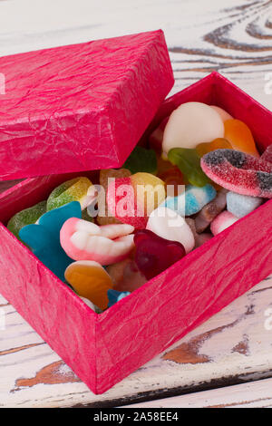 Bonbons en gelée assortis dans une boîte cadeau rose. Banque D'Images