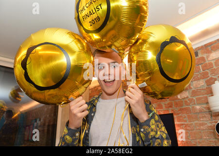 Cook Woody dans son appartement au Cercle à Salford, Manchester, l'avant de la finale en direct de la deuxième série de Channel 4, le cercle. 18-year-old Woody de Brighton est le fils de Zoe Ball et Norman Cook, alias Fatboy Slim. Banque D'Images