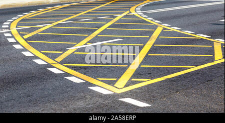 Blanc et jaune sur les lignes de la route la ville street Banque D'Images