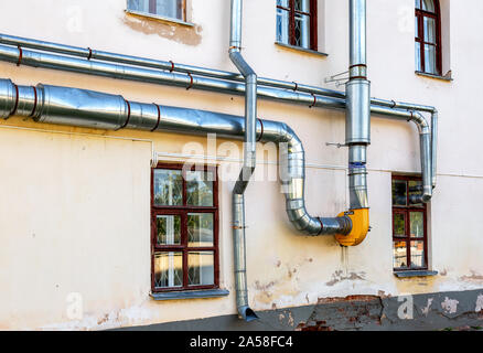 Les tuyaux en métal pour la ventilation et de l'eau monté sur le mur du bâtiment Banque D'Images