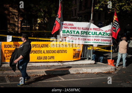 Rome, Italie. 18 Oct, 2019. Les mouvements pour le droit au logement à Rome et à la base, les syndicats ont démontré aujourd'hui au Ministère de l'Infrastructure à Rome à réaffirmer à la nouvelle 'Giallorossi' gouvernement, l'urgence absolue de mesures et politiques de logement qui n'ont pas existé dans le pays depuis trop longtemps : un nouveau plan de 10 ans pour les logements sociaux et le financement d'une nouvelle Gescal à Rome, Italie. (Photo par Andrea Ronchini/Pacific Press) Credit : Pacific Press Agency/Alamy Live News Banque D'Images