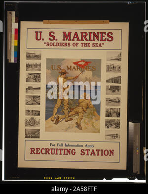 Les soldats US Marines de la mer - Pour plus d'informations applicable de recrutement Résumé : Affiche montrant deux marines à partir de la rive de signalisation aux navires en mer, entouré par des photographies de la vie marine. Banque D'Images