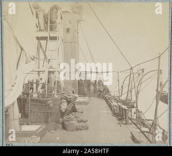 Galène de fer vêtu aux États-Unis, après son attaque contre le Fort Darling, James River, Va Résumé : Photographie montrant le pont du navire de guerre après avoir reçu des canons confédérés, avec les trous de la cheminée. Banque D'Images