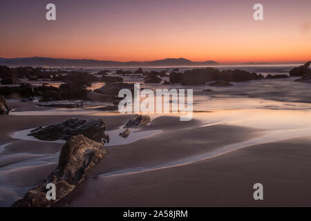 Coucher du soleil dans la plage de Barrika, Pays Basque Banque D'Images