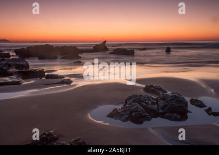 Coucher du soleil dans la plage de Barrika, Pays Basque Banque D'Images