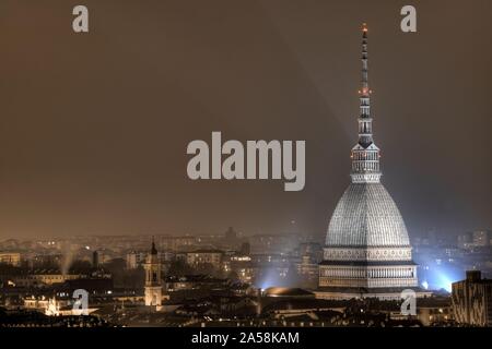 Photo en grand angle d'un paysage urbain enveloppé de lumières de nuit et d'un grand dôme à Turin, Italie Banque D'Images