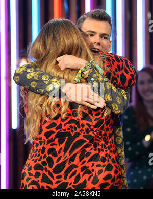 Cook Woody finaliste hugs bloqué l'investiture Ella peut comme ils se rencontrer en personne pour la première fois au cours de la finale en direct de la deuxième série de Channel 4, le Cercle, à Salford, Manchester. Banque D'Images