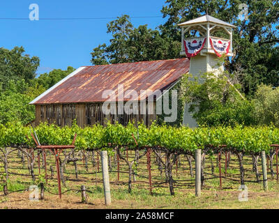 Petite ferme avec grange avec les drapeaux américains suivant le vignoble à Napa Valley, Comté de Napa, Californie, USA. De juin. 05th, 2019 Banque D'Images