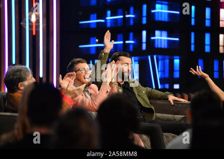 Paddy finalistes et James Smyth Doran (à droite) lors de la finale en direct de la deuxième série de Channel 4, le Cercle, à Salford, Manchester. Banque D'Images