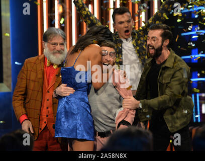 Smyth Paddy (centre, en rose), avec des finalistes (de gauche à droite) Tim Wilson, Georgina Elliott, Woody et James Cook Doran, alors qu'il est couronné le vainqueur de la deuxième série de Channel 4, le cercle à Salford, Manchester. Banque D'Images