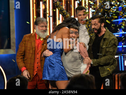 Smyth Paddy (centre, en rose), avec des finalistes (de gauche à droite) Tim Wilson, Georgina Elliott, Woody et James Cook Doran, alors qu'il est couronné le vainqueur de la deuxième série de Channel 4, le cercle à Salford, Manchester. Banque D'Images